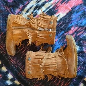 Minnetonka moccasins girls fringe boot 9
